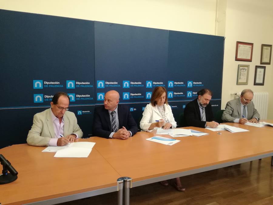 Ireneo Cuesta (asociación Afripa), el vicepresidente de la Diputación y la presidenta de la institución, Luis Calderón y Ángeles Armisén;el alcalde de Saldaña, Gerardo León;y José Andrés García Moro (IGPTierra de Campos), en la firma de los convenios.