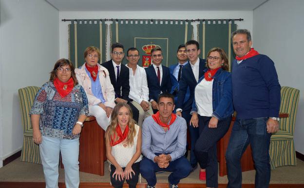 Los pregoneros (agachados), los reyes de las fiestas. el alcalde (a la derecha) y varias concejalas.