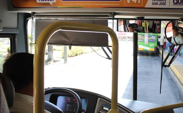 Un conductor de autobús en una foto de archivo