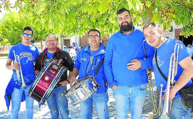 Los componentes de la charanga Escala 2.1 amenizan las fiestas.