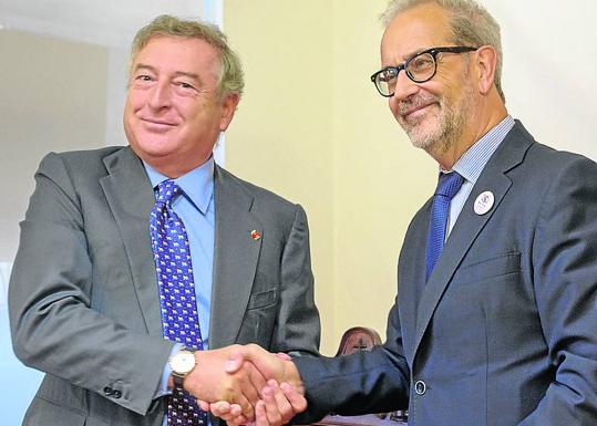 Sánchez y Ruipérez se saludan tras firmar el convenio.