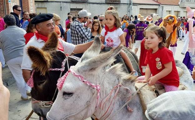 Los niños disfrutan de los novedosos paseos en burro.