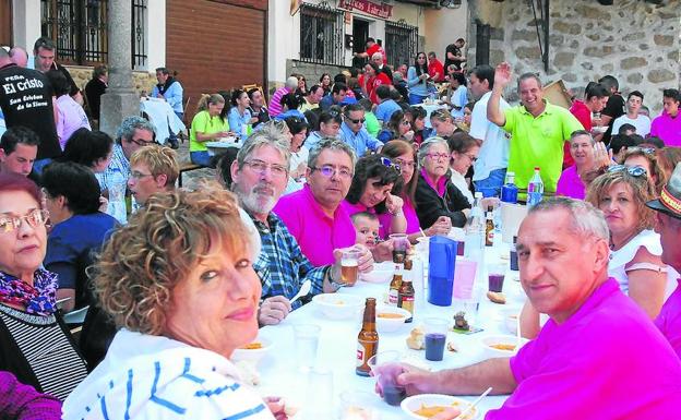 La asistencia de los vecinos a la comida popular fue masiva.
