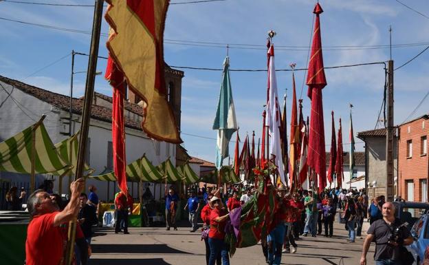 Desfile de estandartes, esta mañana en Poza de la Vega.