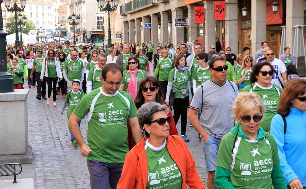 Los participantes en la marcha Contra el Cáncer peublan la Avenida del Acueducto.