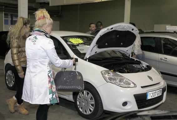Conductoras en un salón de vehículos de ocasión celebrado en Valladolid./HENAR SASTRE