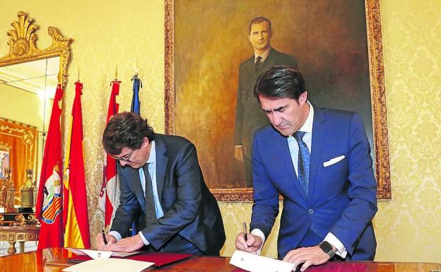 Alfonso Fernández Mañueco y Juan Carlos Suárez Quiñone rubrican el convenio. /Laya