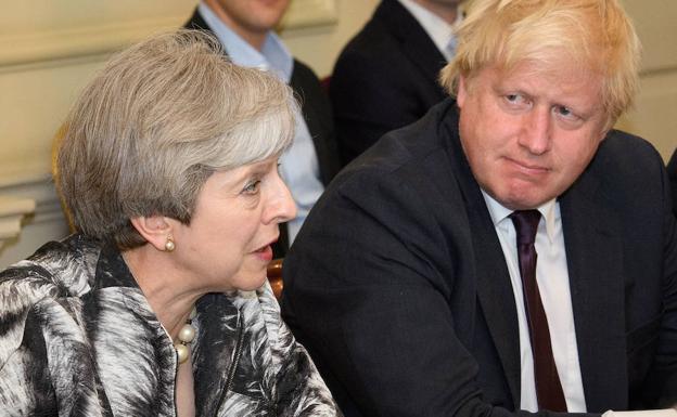 Theresa May junto a Boris Jhonson./Reuters