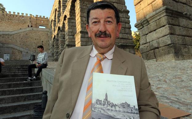 Alberto Herreras posa con su libro./Antonio de Torre