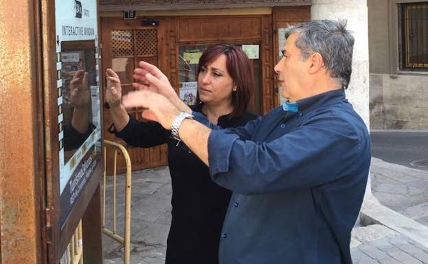 La concejala de Turismo prueba la pantalla. /M. Rico