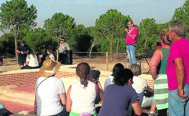 El alcalde se dirige a los vecinos durante la inauguración del sendero verde /EL NORTE