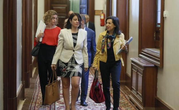 La portavoz parlamentaria del PSOE, Margarita Robles (d), y la vicesecretaria general del PSOE, Adriana Lastra./Fernando Alvarado (Efe)