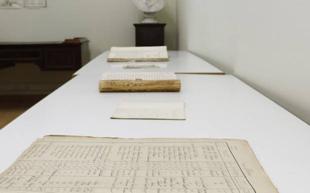 Algunos de los documentos históricos de la ciudad consultables en el Archivo Municipal. /MANUEL LAYA