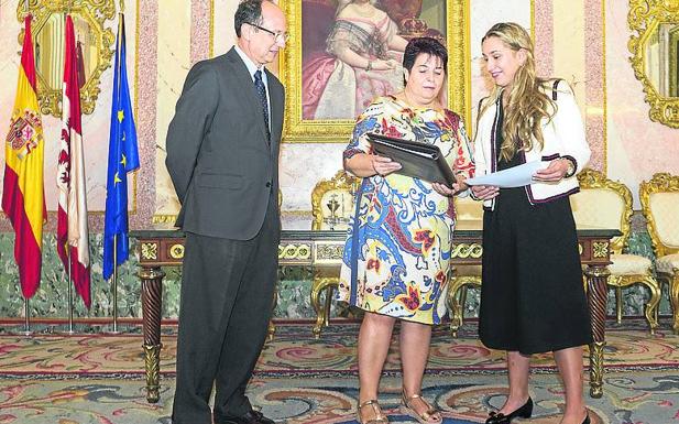 La alcaldesa entrega el título a Antonella Carducci en presencia del rector de IE University. /El Norte