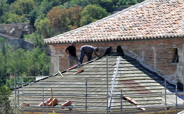 Obras en la cubierta del monasterio. /Tanarro