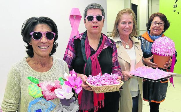 Integrantes de la AECC de Segovia, con su presidenta al frente, Ana Sanjosé (izq.), muestran algunos de los artículos que se comercializan para recaudar fondos. /A. de Torre