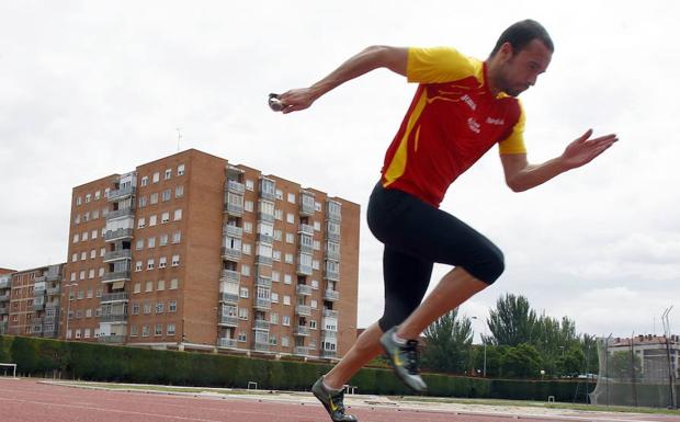 El velocista Diego Alonso en un entrenamiento en el Campo de la Juventud./MERCHE DE LA FUENTE