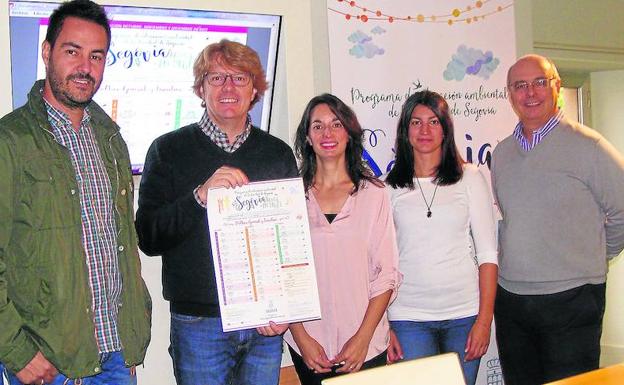 El concejal Jesús García, con el cartel del programa, acompañado de los técnicos y responsables del centro de San Lorenzo. /El Norte