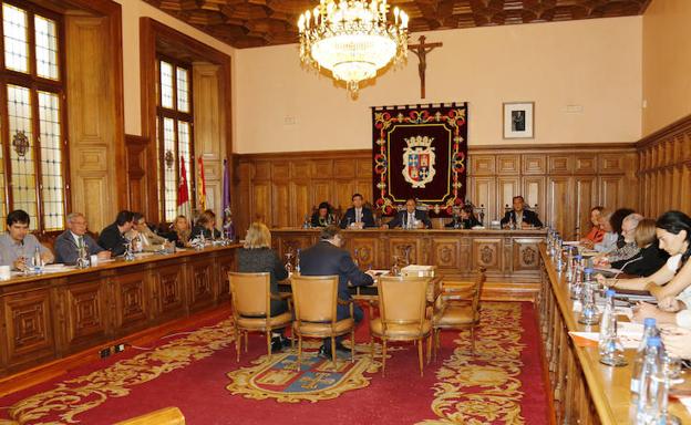 Los concejales, durante el pleno celebrado ayer en el Ayuntamiento de Palencia. /Antonio Quintero