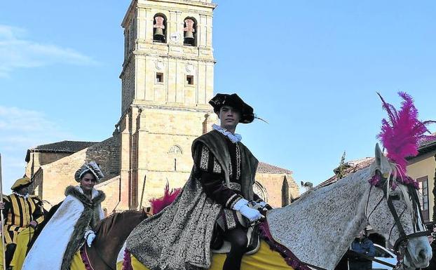 El encargado de representar a Carlos V llega a palacio en la recreación. /Nuria Estalayo