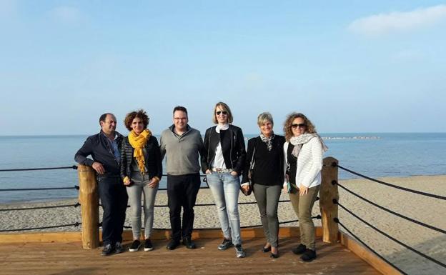 El alcalde de Frómista, Fernando Díez Mediavilla, a la izquierda, entre los participantes en la reunión en Italia. /El Norte