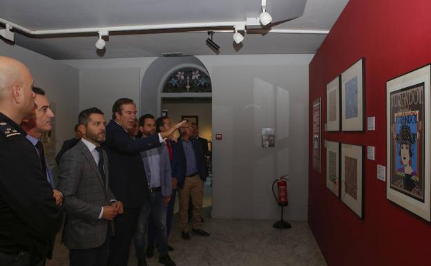 El director de la Casa Lis, Pedro Pérez Castro, explica la exposición a varios concejales./VÍCTOR ANTORAZ