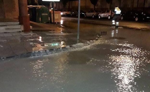 La calle Álvarez Taladriz, totalmente inundada. /Twitter Policía Municipal