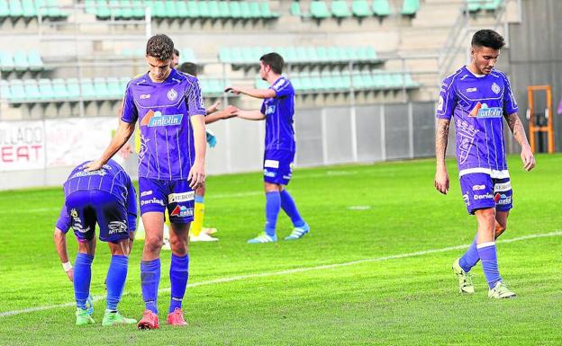 Los jugadores del Cristo se lamentan tras un gol encajado ante la Arandina./MARTA MORAS