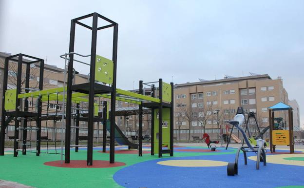 Parque infantil en Nueva Balastera. /Marta Moras