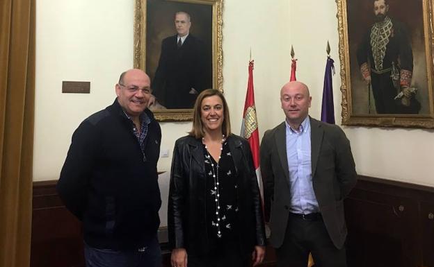 El alcalde de Villada, a la izquierda, con la presidenta de la Diputación y el diputado Luis Calderón. /El Norte