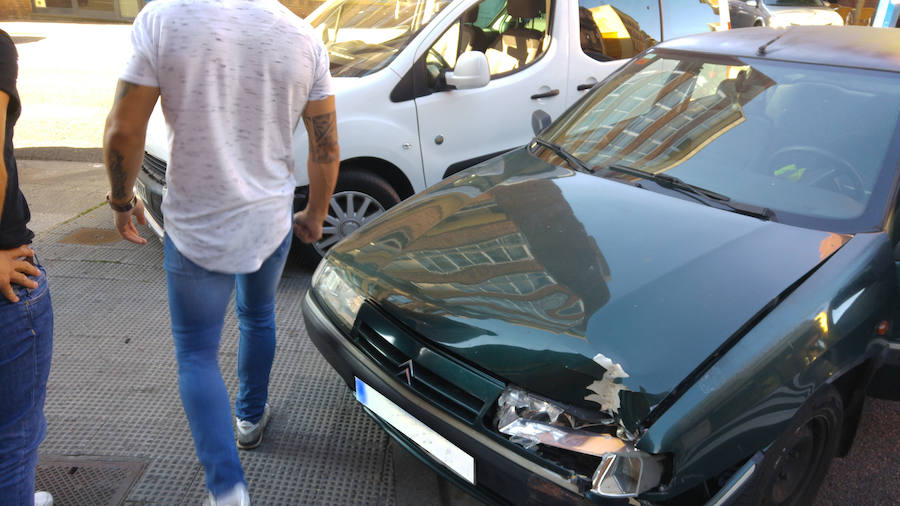 Los vehículos afectados, sobre la acera tras la colisión/M. Alonso