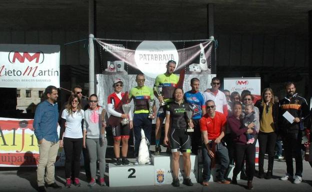 Foto de familia de los vencedores en la prueba. /WORD