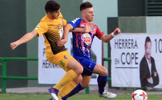El lateral gimnástico Álex Alonso intenta superar a un jugador de la Ponferradina./Antonio Tanarro