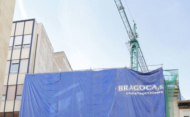 Obras de reconstrucción de un edificio antiguo en la Calle Mayor de Palencia./A. Quintero