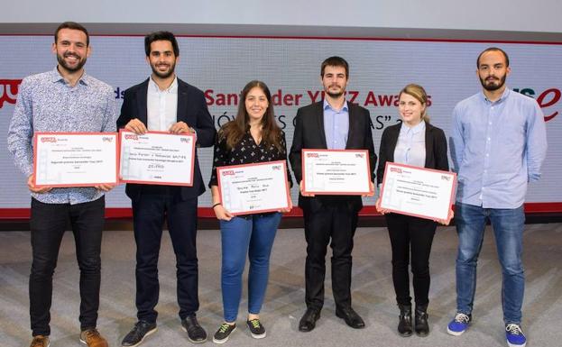Beatriz Ramis, tercera por la izquierda, con el diploma que le acredita como ganadora del premio. /UVA