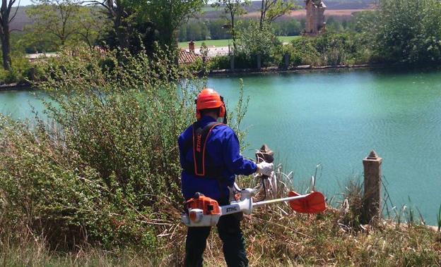 Un alumno, en el talle forestal de Tablares./El Norte