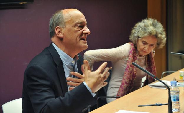 Gustavo Martín Garzo, junto a Marina Mayoral en la Casa Revilla. /Rodrigo Jiménez