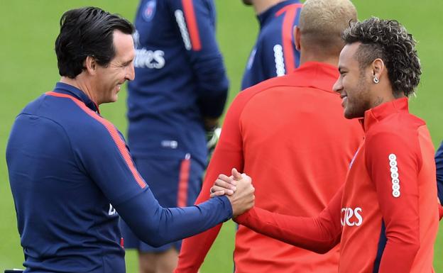 Emery y Neymar, en un entrenamiento del PSG. /Afp