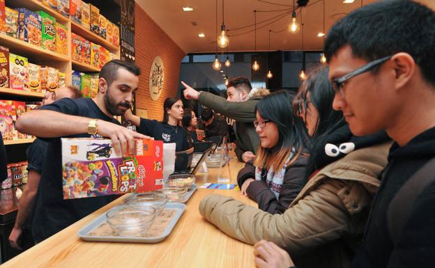Un grupo de jóvenes prueba los cereales en el nuevo local de Cereal Hunters Café en Valladolid./Rodrigo Jiménez