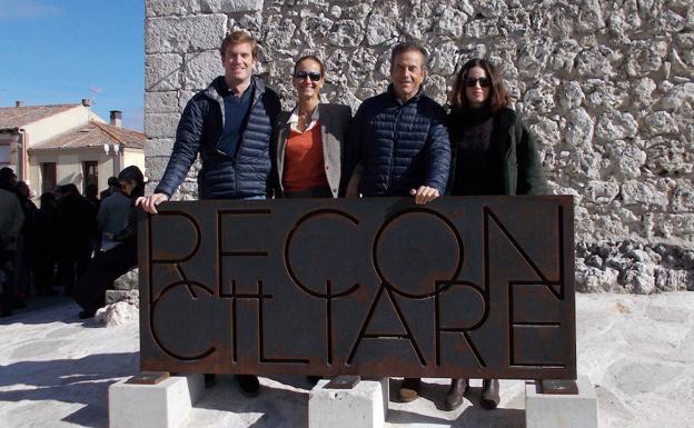 Joannes Osorio y Blanca Suelves, con dos de sus hijos en el cartel de Las Eades del Hombre./M. Rico