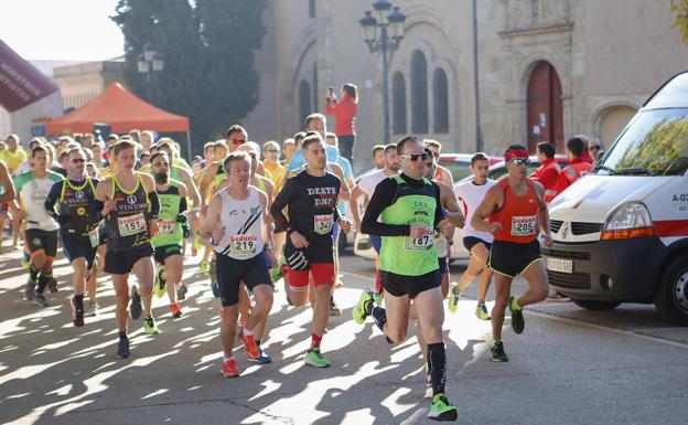 Los corredores toman la salida en la sede de la Fundación Rodríguez Fabrés./VÍCTOR ANTORAZ