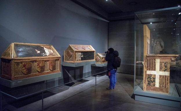Vista de las cajas sepulcrales y trono de Blanca de Aragón y Anjou hoy en el Museo Diocesano de Lleida./Efe