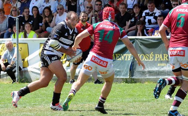 Wozniak carga contra la defensa del Alcobendas./R. Otazo