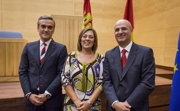 La consejera de Agricultura y Ganadería y portavoz de la Junta de Castilla y León, Milagros Marcos, posa para los medios durante la toma de posesión de Jorge Llorente (d) como viceconsejero de Desarrollo Rural y director general del Instituto Tecnológico Agrario de Castilla y León, y de Oscar Manuel Sayagués (i) como director general de Producción Agropecuaria e Infraestructuras Agrarias. /EFE