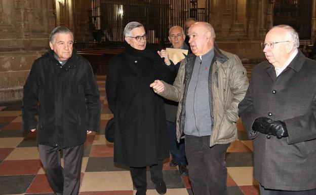 Angel García Rivilla explica al obispo, César Franco, los detalles de la restauración./Antonio de Torre