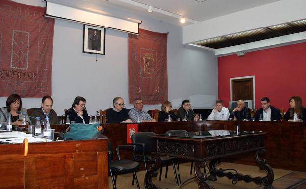 Corporación municipal de Cuéllar en un pleno./M. R.