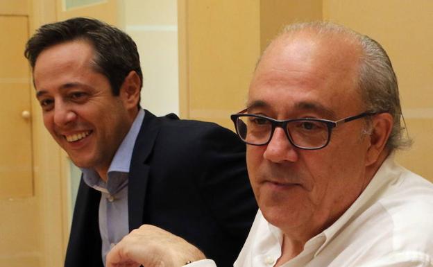 José Bayón (izquierda) con el secretario general saliente de la agrupación del PSOE de la capital segoviana. /Antonio de Torre