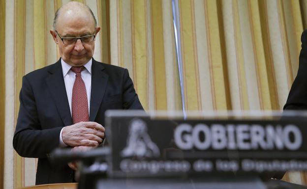 Montoro, ministro de Hacienda y Función Pública, antes de comparecer en la Comisión de Hacienda del Congreso. /Juan Carlos Hidalgo (Efe)