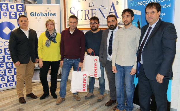 Los premiados del concurso de fotografía Ciudad de Segovia posan con responsables de Globales tras recibir los galardones./Antonio de Torre