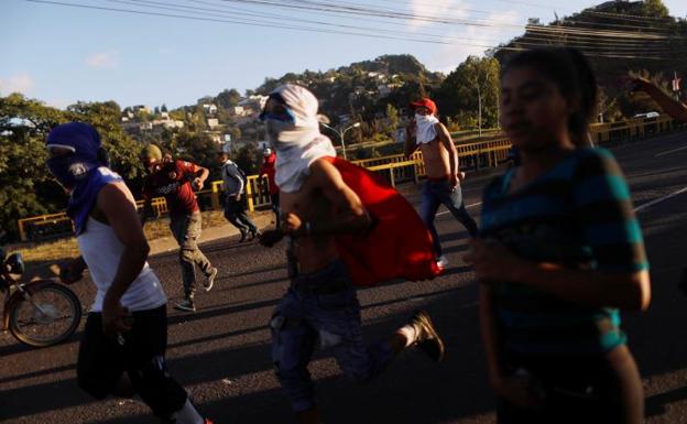 Varias personas afines a Salvador Nasralla, durante las protestas./Reuters
